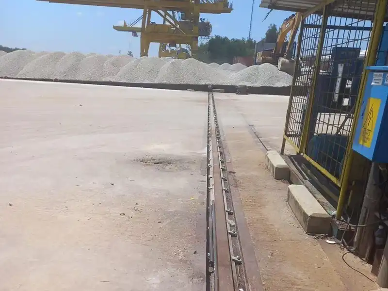 On-site rail alignment check and securing for crane operation