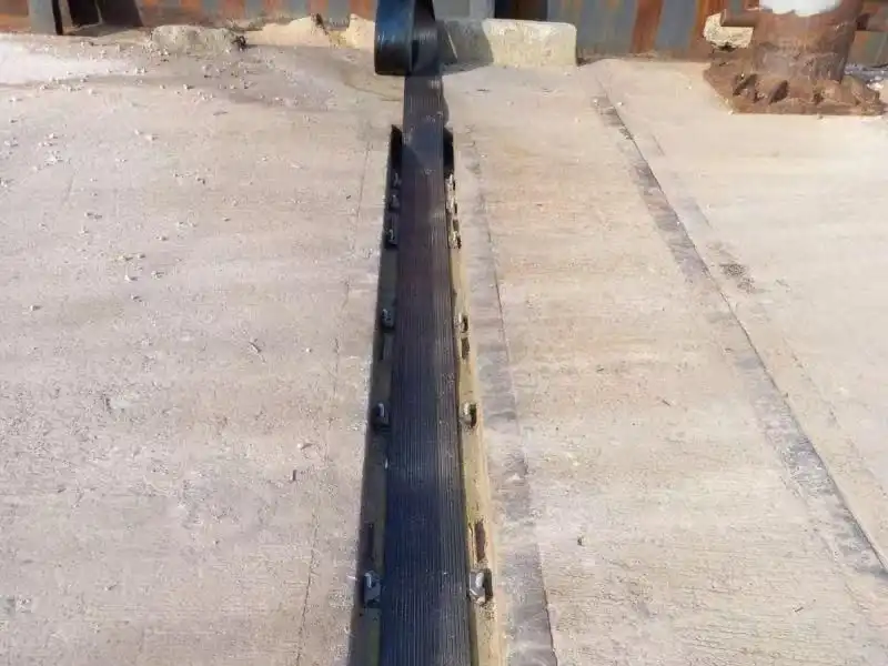 Rubber pads positioned under rail for stable crane operation