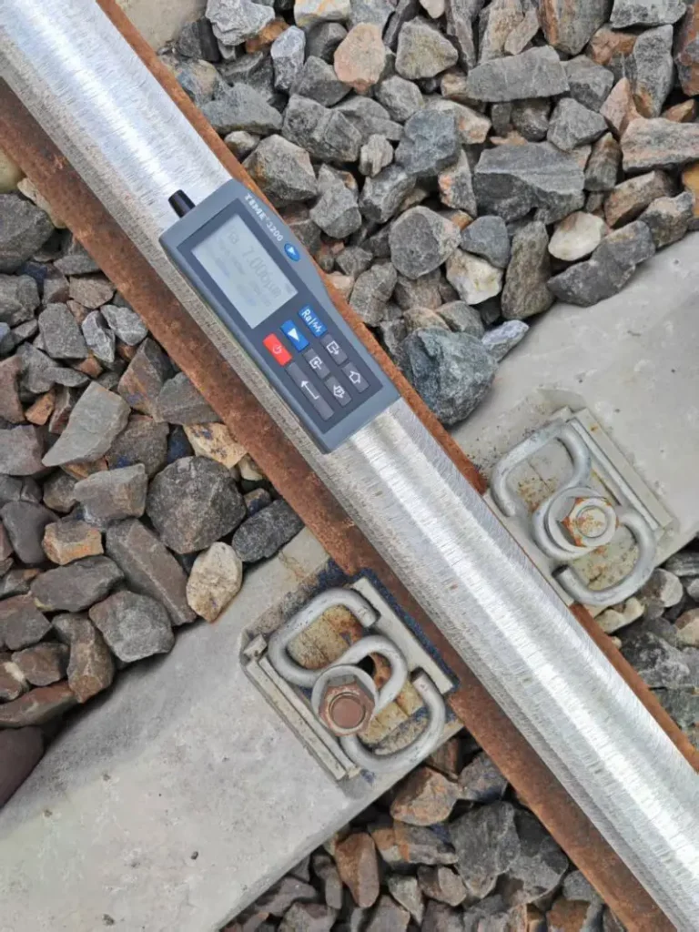 Measuring rail surface roughness with a professional tester after grinding