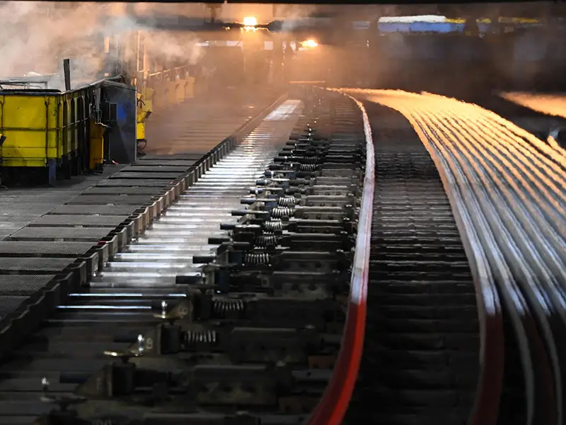 steel rails cooling and straightening after rolling in manufacturing process