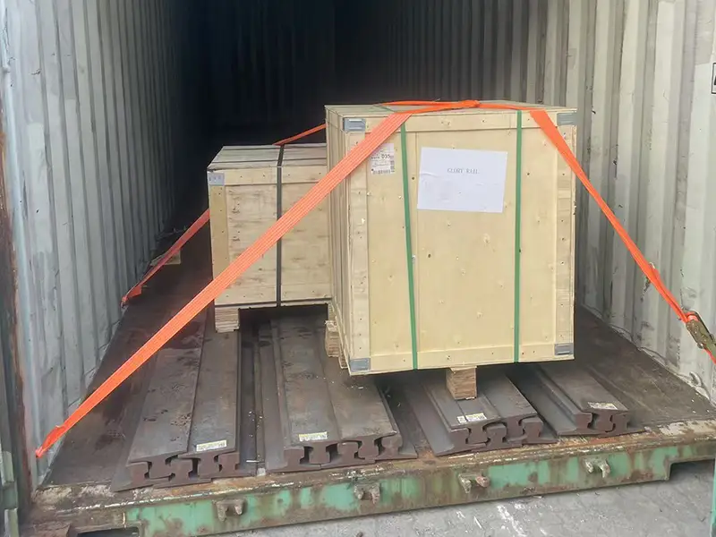 Rail and fastening components secured before container closure